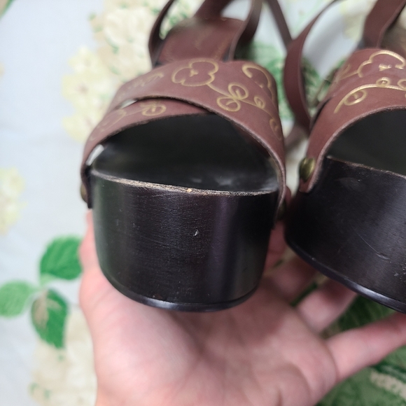 Betsey Johnson vintage y2k boho gold floral painted wood platform wedge sandals! - Picture 14 of 16